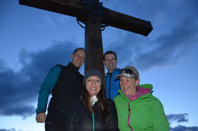 Ronald Maier und Markus Neuschitzer (hinten) mit Sabine Plesch-Gatternig und Kornelia Plesch-Gatternig (vorne) beim Gipfelkreuz