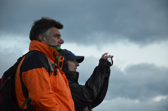 Die Geschwister Harald Wassertheurer und Karin Pirker aus dem Gailtal erwarten den Sonnenaufgang.