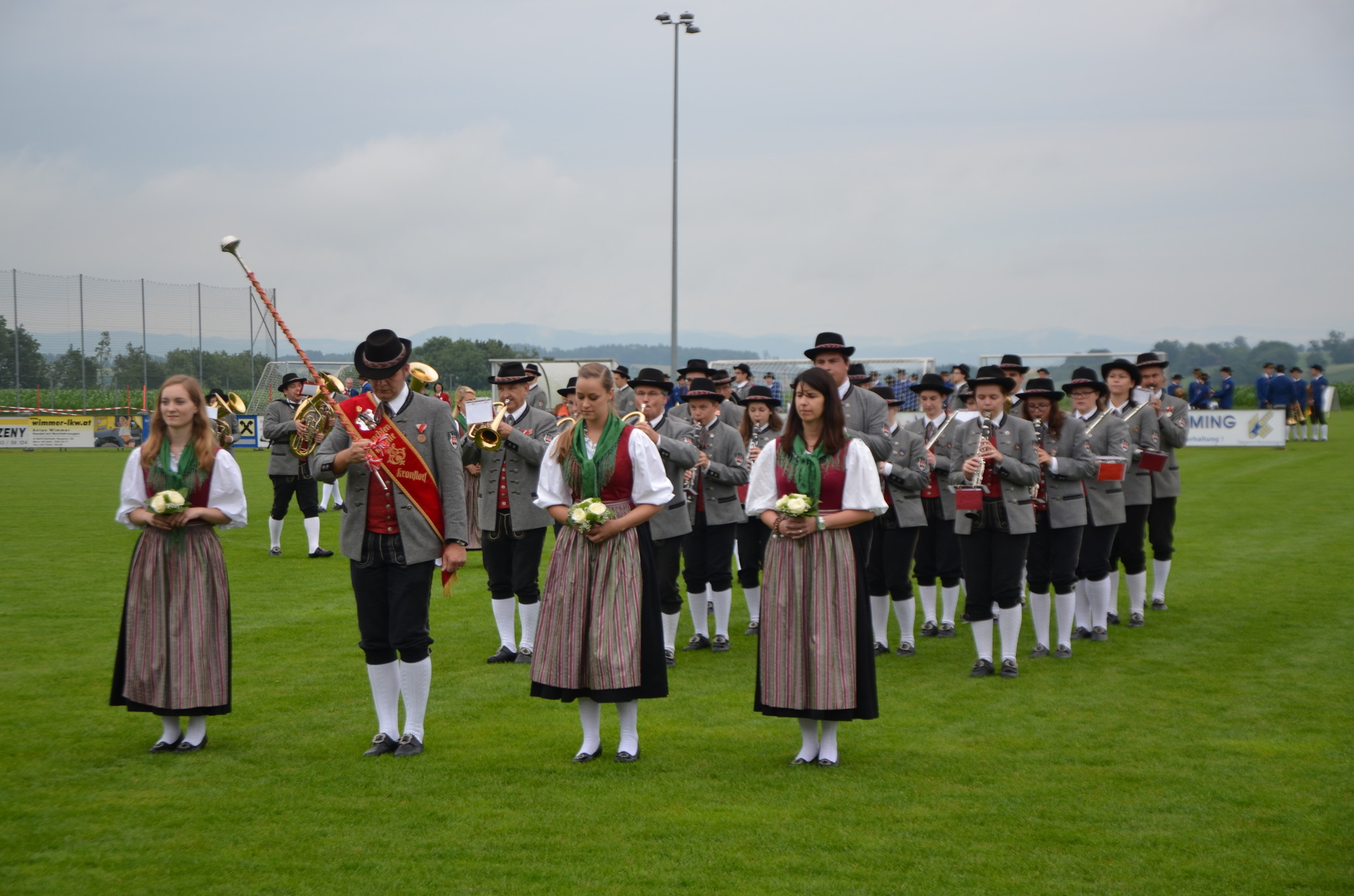 fulminantes-bezirksmusikfest-in-allhaming-linz-land