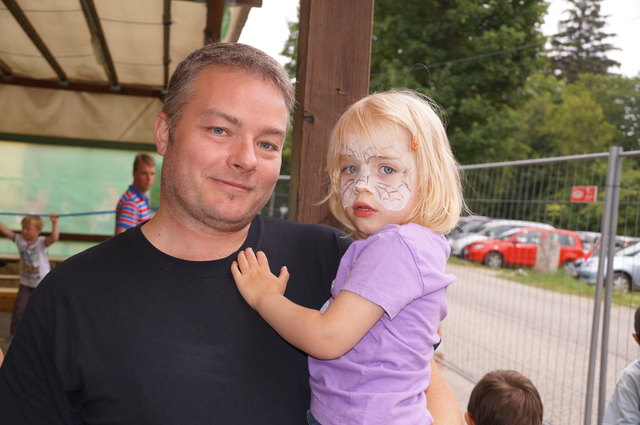 Töchterchen Sophie entspannte in den Armen von Vater Bernd.