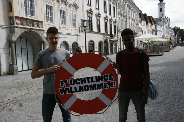 Rettungsringe für Flüchtlinge: 45 Millionen Menschen befinden sich weltweit auf der Flucht. Junge Grüne fordern schnelle Hilfe anstatt Hetze und Rassismus.