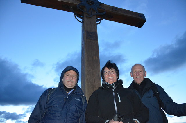 Michael Mößlacher (EnUmtech), Lisi Ott (Tourismusbüro Gmünd) und Gatte Arnold Ott am Gipfelkreuz.