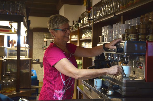 Im Restaurant Bergstation zu früher Stunde als Gastgeberin aktiv: Margot Unterrieder, Gattin des Pächters.