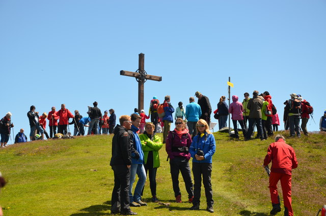 Eintreffen beim Goldeck-Gipfelkreuz vor Beginn der Gipfelmesse.