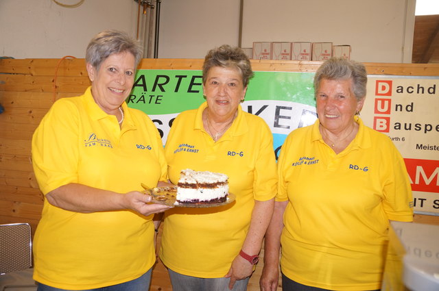 Waltraud Reiser, Ingeborg Kerschbaum und Anna Ehrenberger versorgten die kleinen und großen Wettkampf-Teilnehmer mit Kaffee, Kuchen und anderen Leckereien.