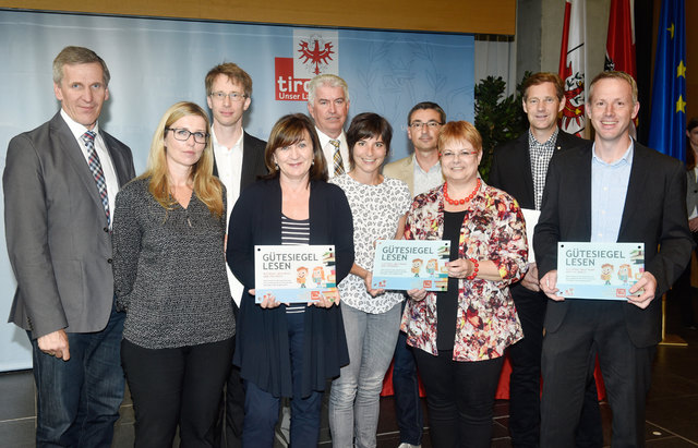 LR Beate Palfrader und Pflichtschulinsp. Friedl Klingenschmid mit den Vertretern der ausgezeichneten Schulen. | Foto: Land Tirol