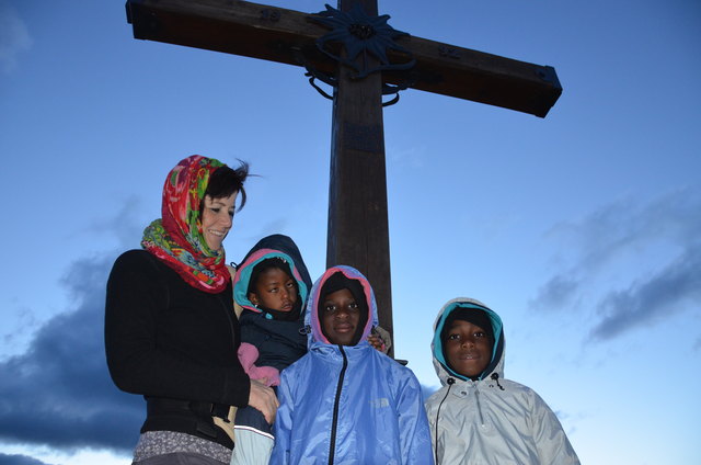 Angereist aus St. Michael bei Bleiburg: Natalie Pototschnig mit (v.l.): Meread, Edisson und Popée am Gipfelkreuz.