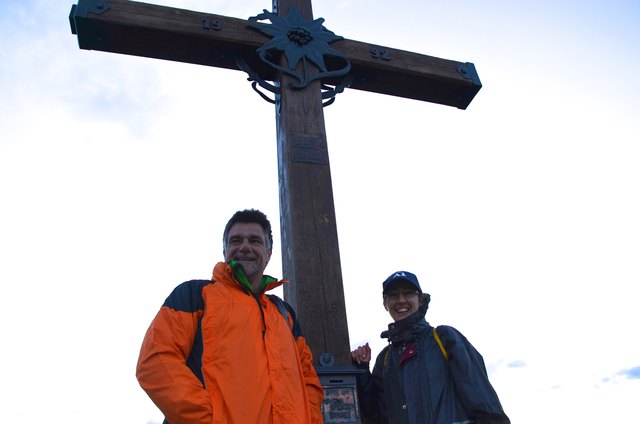 Harald Wassertheurer und Karin Pirker am Gipfelkreuz.