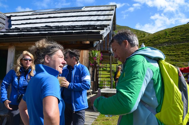 Fritz Strobl im Gespräch mit der Hüttenwirtin der Kapeller-Alm, Margit Aichholzer.