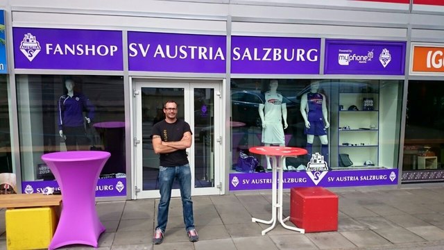 Robert Kummer vor dem Fanshop SV Austria Salzburg