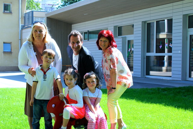 BV Hermine Mospointner, Stadtrat Christian Oxonitsch und Kindergartenleiterin Gabriele Glößl mit Sergiu, Sydney und Janina (v.li.n.re.)