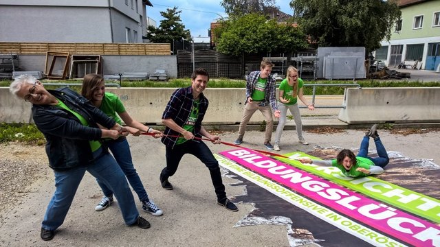 Veronika Hintermeier, Grüne-Bezirkssprecherin (li.), und Jugendkandidat David Stögmüller (3. v. li.) mit den Jungen Grünen Ried.