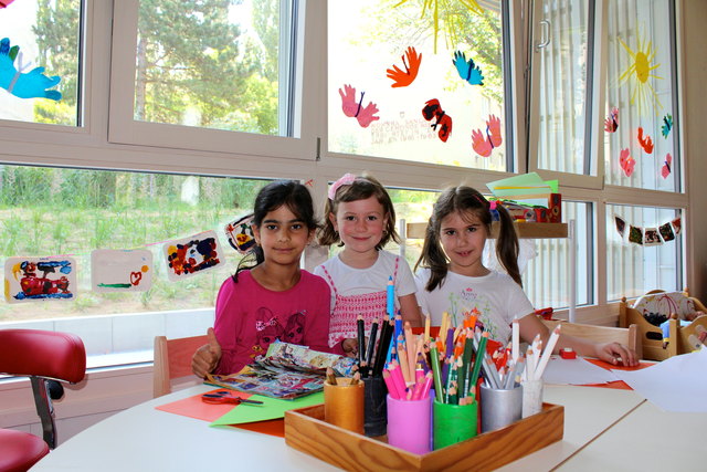 Auch beim Spielen und Lernen überall ins Grüne schauen begeistert Sukhmit, Janina und Petra, alle drei sind sechs Jahre alt