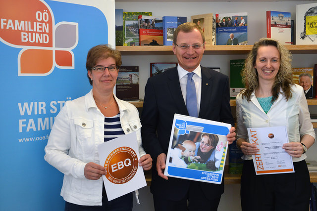 Im Bild v. l.: Mag. Katerina Zeindlhofer, OÖ Familienbund-Landesobmann LAbg. Mag. Thomas Stelzer, Mag. Sabine Kasinger