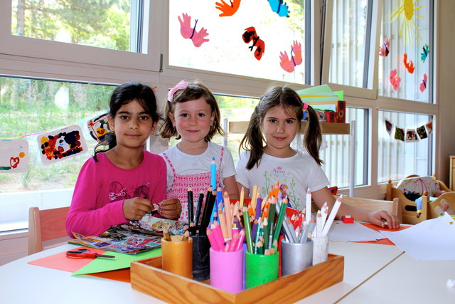 Auch beim Spielen und Lernen überall ins Grüne schauen begeistert Sukhmit, Janina und Petra, alle drei sind sechs Jahre alt