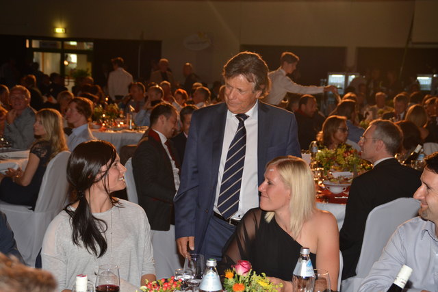 ÖSV-Präsident Peter Schröcksnadel und Anna Fenninger scherzen wieder miteinander, die Weltmeisterin wurde am Freitagabend in Seefeld geehrt.