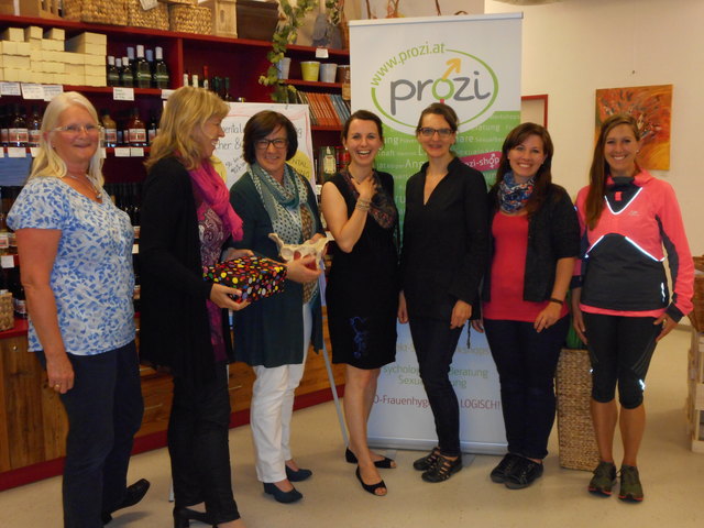 Viele interessierte Frauen fanden den Weg zu Sabine Fallmann-Hausers (4. von links) Vortrag am Gaminger Grubberg. | Foto: privat