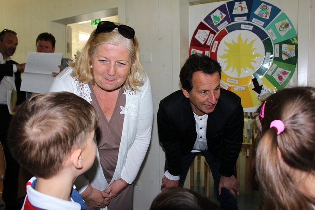 BV Hermine Mospintner und Stadtrat Christian Oxonitsch beim Gespräch mit den Kindern