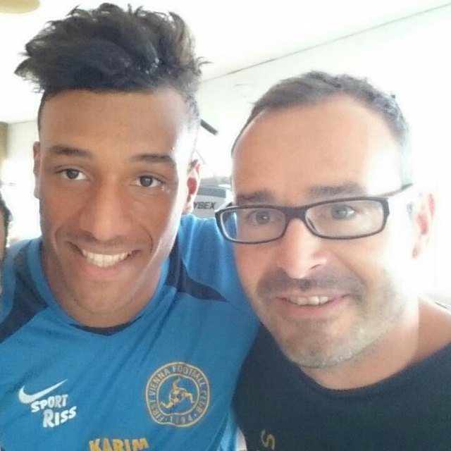 Karim Onisiwo, Fußballer, mit Salzburger Masseur Robert Kummer