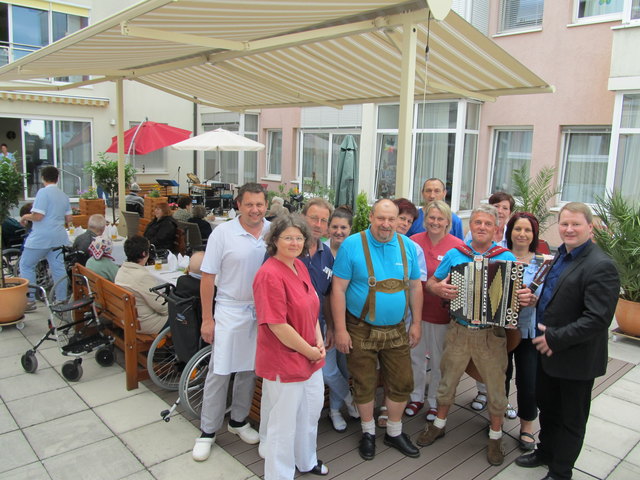 Heimleiter Peter Pröll (r.) mit den Mitarbeitern, Musikern und Bewohnern bei der Hof-Eröffnungsfeier. | Foto: Foto: privat