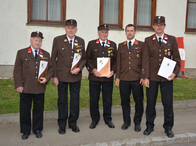 Der Kommandant der FF Walkenstein HBI Herbert GUNDINGER (2. von rechts) freut sich über die Auszeichnungen: LM Karl BÖCK, EVM Karl SCHLEINZER, EHLM Rudolf KIRCHNER und ganz rechts BM Martin GUNDINGER