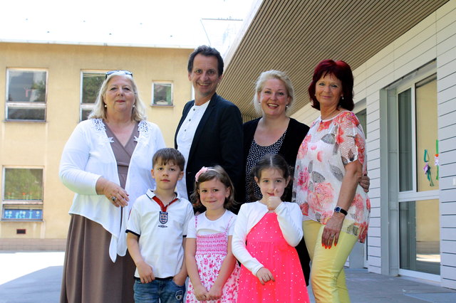 BV Hermine Mospointner, Stadtrat Christian Oxonitsch, Daniela Cochlar (MA 10), Kindergartenleiterin Gabriele Glößl mit Sergiu, Sydney und Janina