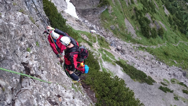 Aufgrund des Wetterumschwunges und der dadurch entstandenen Rutschgefahr trauten sich die Frauen nicht mehr weiter und schrien um Hilfe. | Foto: ZOOM-Tirol