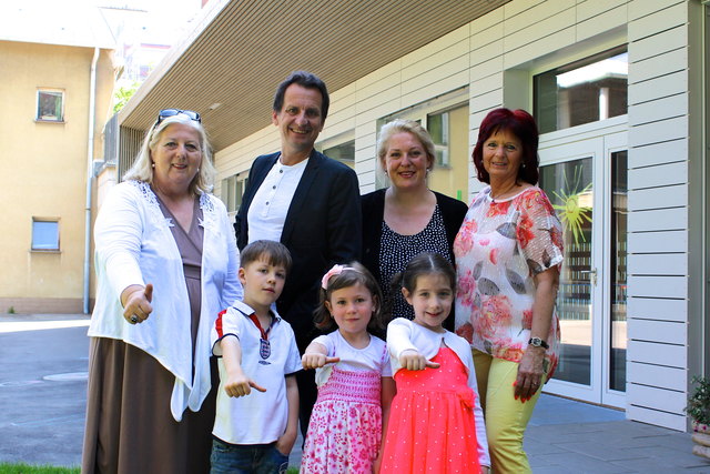BV Hermine Mospointner, Stadtrat Christian Oxonitsch, Daniela Cochlar (MA 10), Kindergartenleiterin Gabriele Glößl mit Sergiu, Sydney und Janina