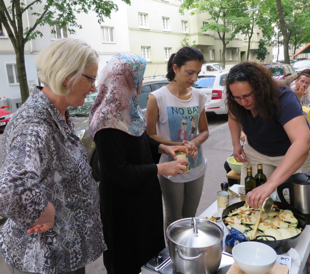 Gemeinsam mit interessierten BewohnerInnen und Gästen bereiten die Nachbarschaftsköchinnen der Caritas ein leckeres Gericht zu