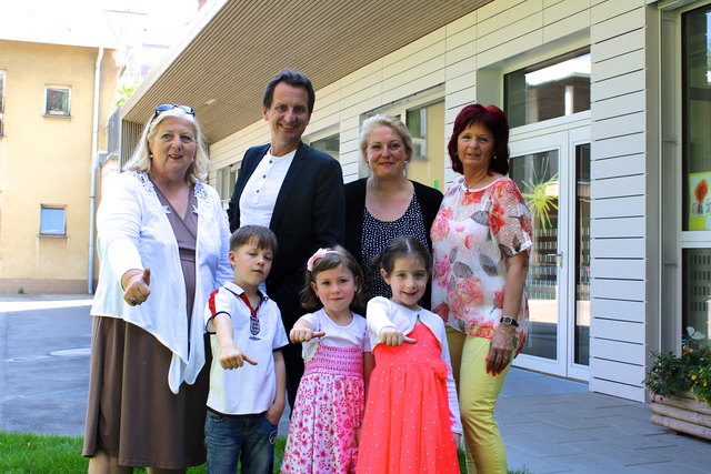 BV Hermine Mospointner, Stadtrat Christian Oxonitsch, Daniela Cochlar (MA 10), Kindergartenleiterin Gabriele Glößl mit Sergiu, Sydney und Janina