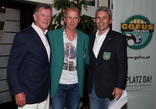 Klaus Lindenberger mit GC-Präsident Fritz Kaltenbrunner und Franz J. Zefferer. | Foto: GEPA/Harald Steiner