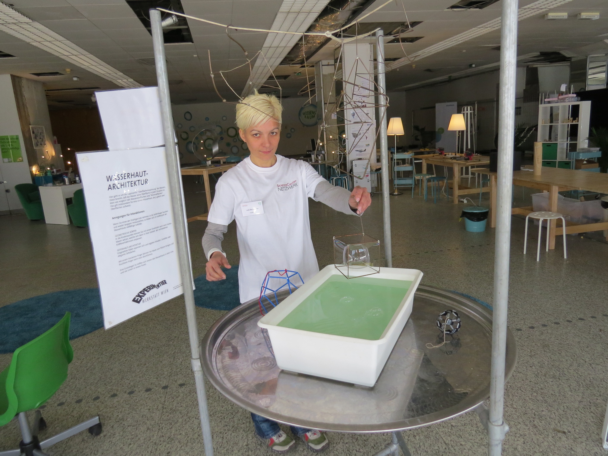 Experimentieren in Floridsdorf Im Wissensraum im WoolworthGebäude