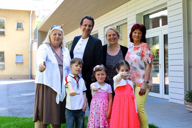 BV Hermine Mospointner, Stadtrat Christian Oxonitsch, Daniela Cochlar (MA 10), Kindergartenleiterin Gabriele Glößl mit Sergiu, Sydney und Janina