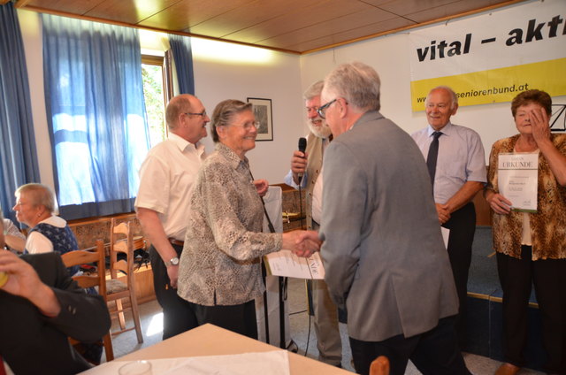 Überreichung der Ehrenurkunde: Hermann Fellner, Josefa Doppler, Johann Eckhart und Bezirksobmann Arnold Weixelbaumer (v. l.). | Foto: Rosina Doppler