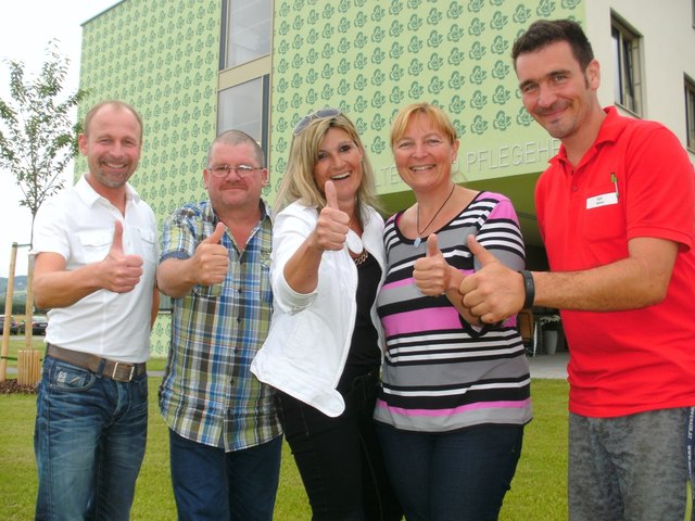 „Daumen hoch“ für das neue Betriebsratsteam: Peter Schoberleitner (ÖGB), Erich Maier, Birgit Landeshammer (Vorsitzende), Brigitte Allersdorfer und Markus Reif
(v. l.).