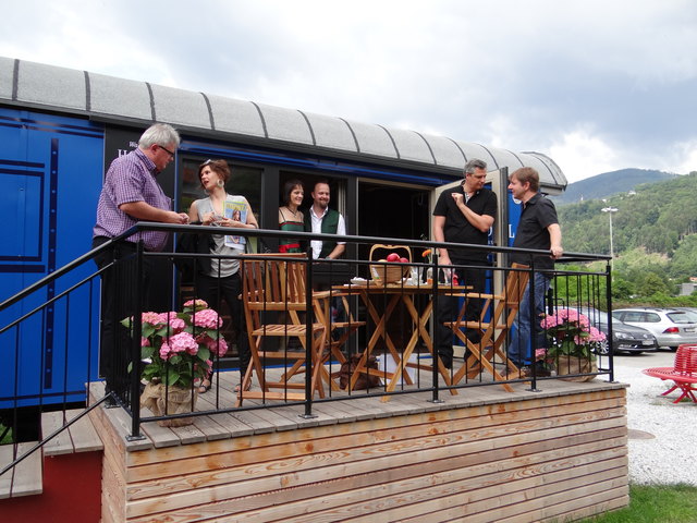 Viel Getümmel bei der Eröffnung des einzigartigen Schmalspur-Waggon-Hotels in Anger.