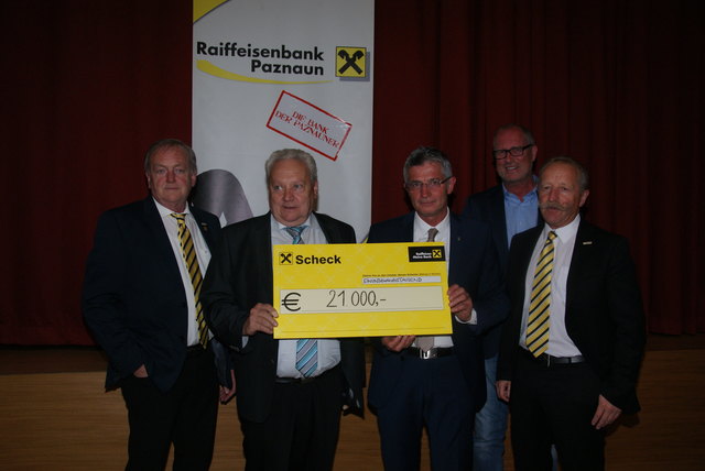 Spendenübergabe: GL Herbert Jehle, Bgm. Anton Mallaun, Obmann Martin Lorenz, Bgm. Werner Kurz und GL Paul Pfeifer (v.l.).