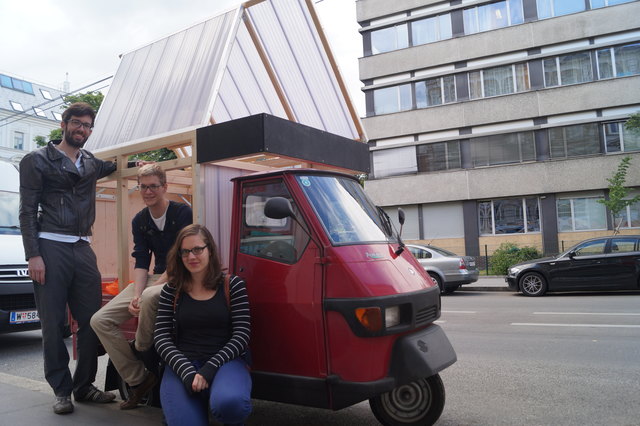 Dario Summer, Jakob Listabarth und Anna Möstl sind mit dem Kultroller im Sommer auf der Wieden unterwegs.