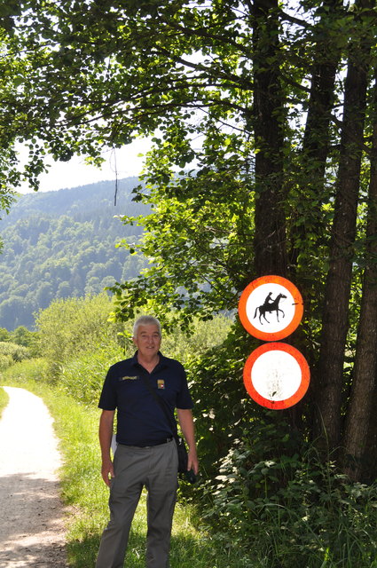 Franz Moser weist immer wieder darauf hin, dass Radfahren am Dammweg im ESG Natura 2000 Gebiet verboten ist | Foto: Friessnegg