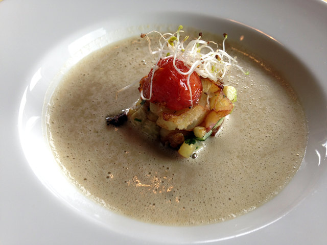 Melanzanischaumsuppe mit Erdapferln auf Zucchiniwürferln und gebratenem Paradeiser