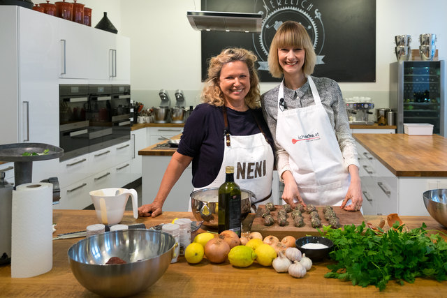 Haya Molcho (l.) mit bz-Chefin vom Dienst Andrea Hörtenhuber (r.) im ichkoche.at-Studio am Naschmarkt.
