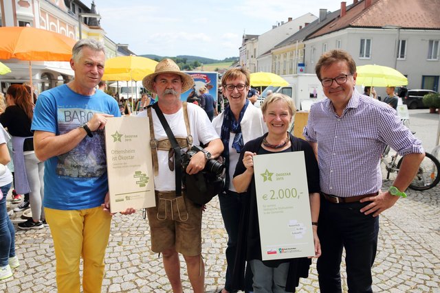 Bürgermeisterin Ulrike Böker nahm mit Projektverantwortlichen die Auszeichnung zur Ökostar Gemeinde 2015 von Landesrat Rudi Anschober entgegen. | Foto: Dedl/Land OÖ