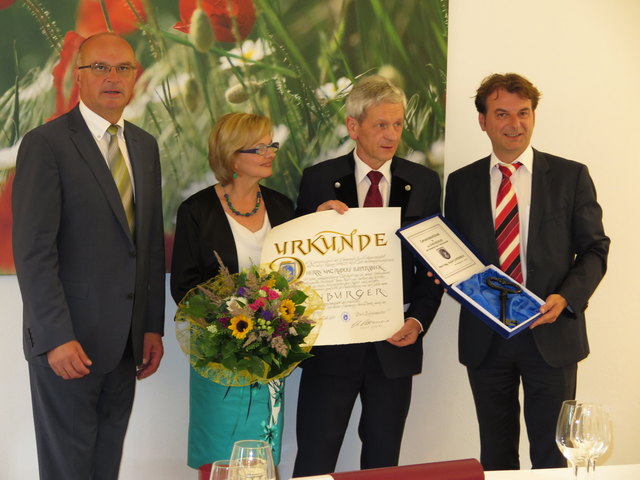 Bürgermeister Ernst Karner, Mag. Rudolf Luipersbeck mit Gattin und Vizebürgermeister Gert Polster nach der Verleihung der Ehrenbürgerschaft