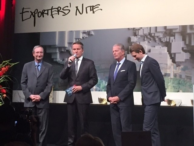 WKO-Präsident Leitl (ganz links), Vizekanzler Mitterlehner (2.v.re.) und Außenminister Kurz (re.) ehrten die Exportpreissieger