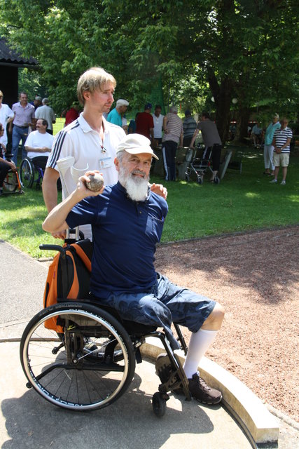 Die Familie feuerte den Sportler beim Kugelstoßen an, das gab gleich ein paar Zentimeter mehr an Weite.