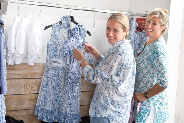 Theresa Schöffel (r.) bei der Anprobe der Dirndl | Foto: Herzl