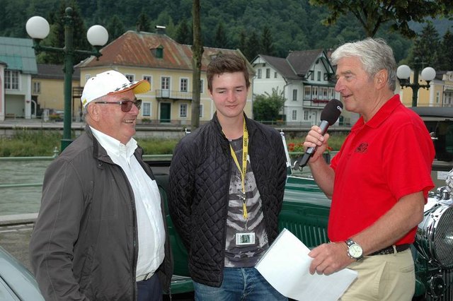 vlnr Meindl Herbert Meindl Marcel Moderator Hermann Tratnik, das lebende Oldtimer-Lexikon auf Chevrolet Corvette C1 1959 3. Platz