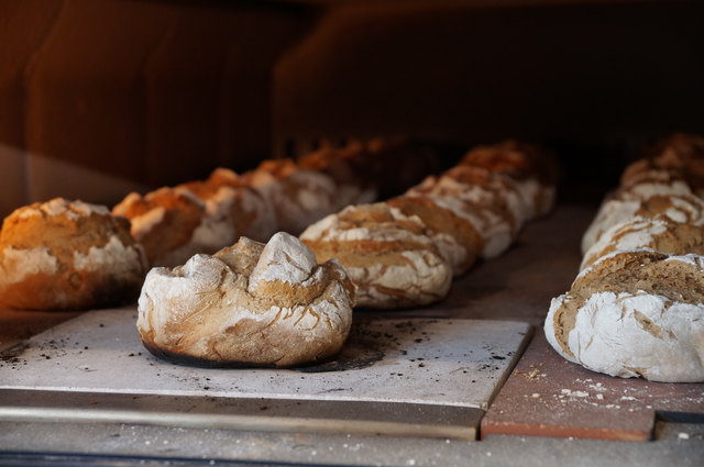 Außen knusprig, innen schön weich: Das Holzofenbrot ist bald fertig.