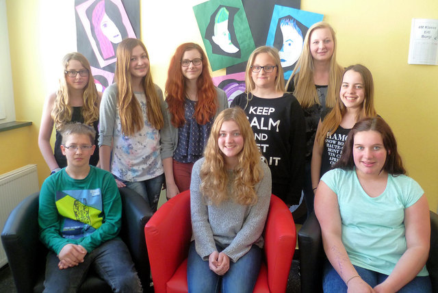 Das Redaktionsteam der Neuen Mittelschule St. Martin hat in seiner Freizeit rund 230 Stunden am Buch gearbeitet. | Foto: NMS St. Martin