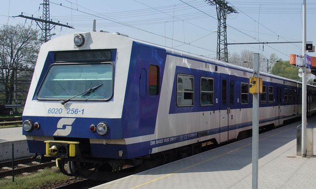 Stehen und warten: Es gilt unter Pendlern schon als Teilerfolg im Zug zu sein. | Foto: Archiv